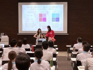 一歩を踏み出すことに少し慎重になっていた空気を、そっと後押しする力に。新規事業への挑戦を伝える講演会と、色彩理論・心理を学ぶカラー講座。この2つのプログラムを通じて、社員一人ひとりの中に芽生えた「挑戦する気持ち」。