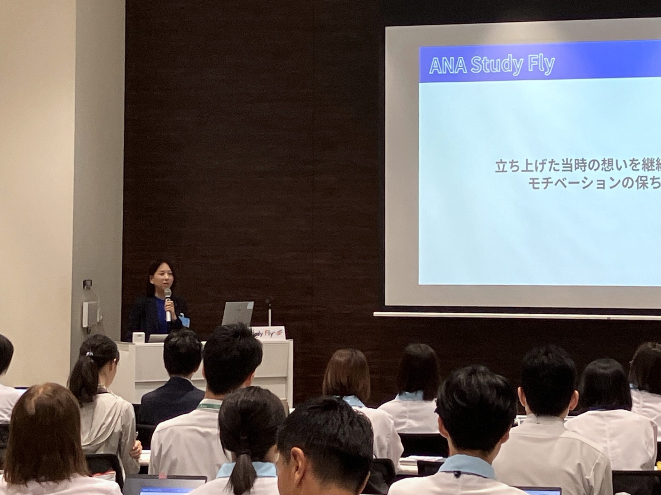 新規事業への挑戦を語る講演会と、色彩理論・心理を学ぶカラー講座。二つの異なる角度から、社員の視野を広げていただいた。